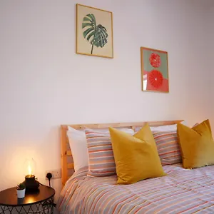 Sandbanks Garden House: Modern 2-bedroom Retreat With Smart Amenities Holiday home